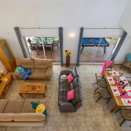 Villa Cabriel By *